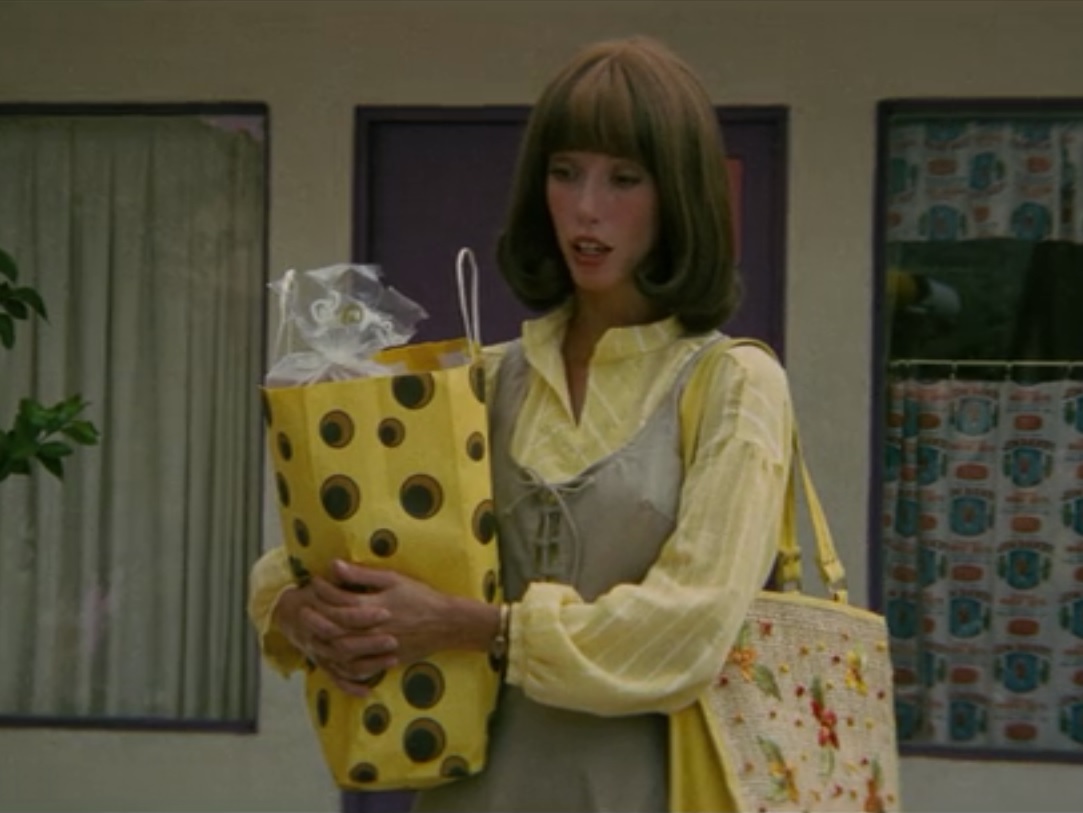 Shelley holding a yellow polka dot bag in 3 Women (1977)